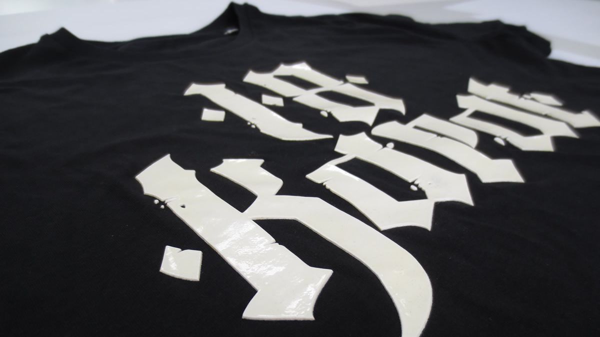 Anwendungsbeispiele Textildruck T-Shirts mit Reliefdruck im Siebdruck