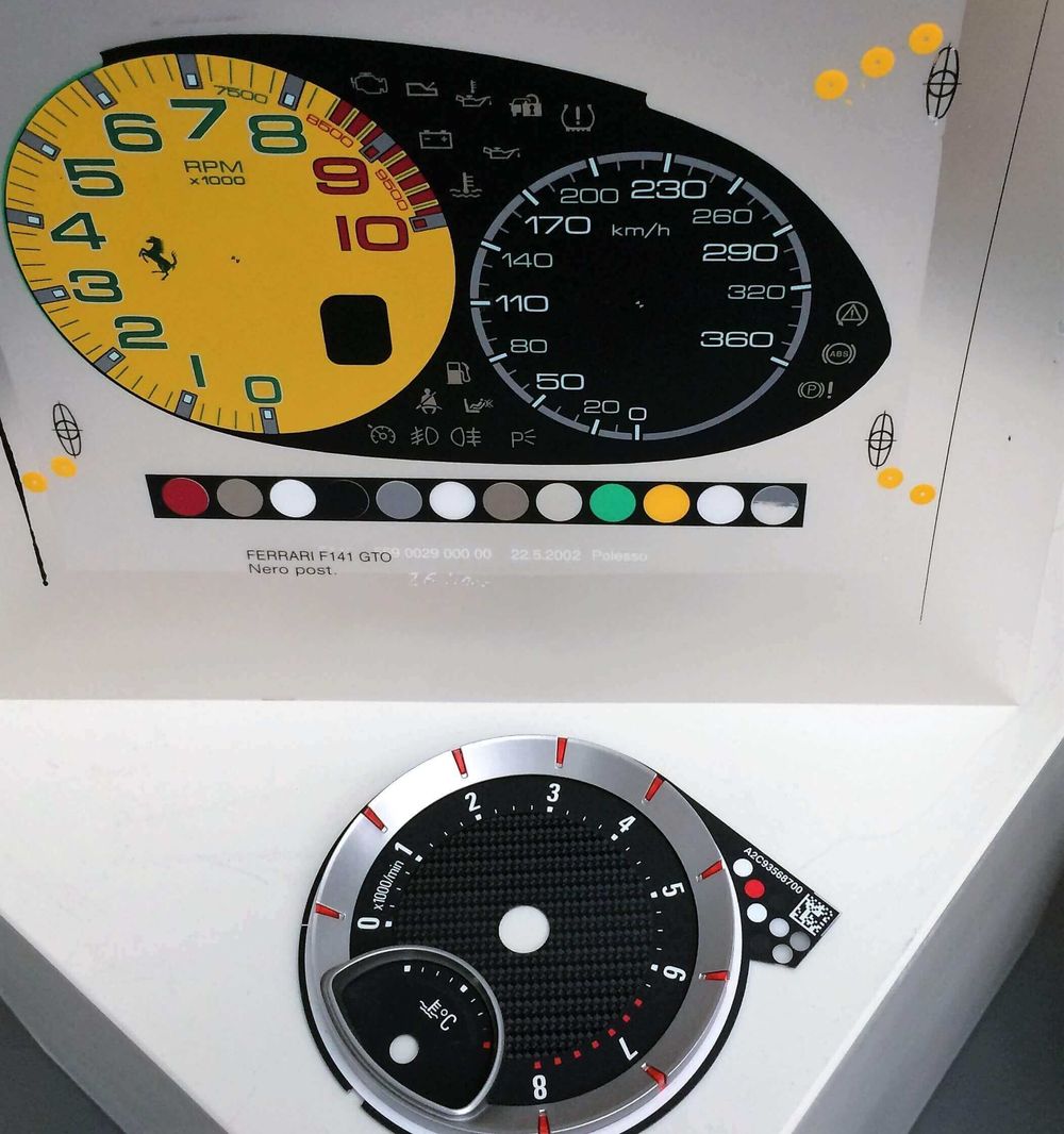 Tachometerscheiben werden auf Polycarbonat-Folien gedruckt, thermoverformt, gestanzt und teilweise mit Kunststoff (PP) hinterspritzt.