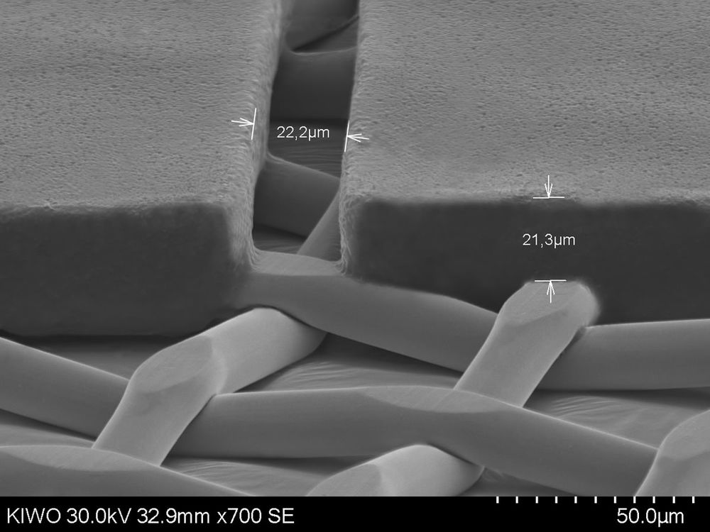 REM (Rasterelektronenmikroskop)-Aufnahme der hochauflösenden Kopierschicht AZOCOL Z 177/1 FL auf 360-016 Metall-Gewebe, EOM: 21,3µm, 22,2µm Linie 