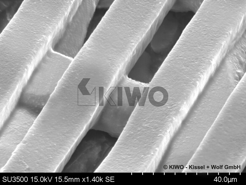 AZOCOL® Z 170 FL auf 400-018 Metall-Gewebe; EOM 11 μm; Rz 3,3 μm; 15 μm Linie
